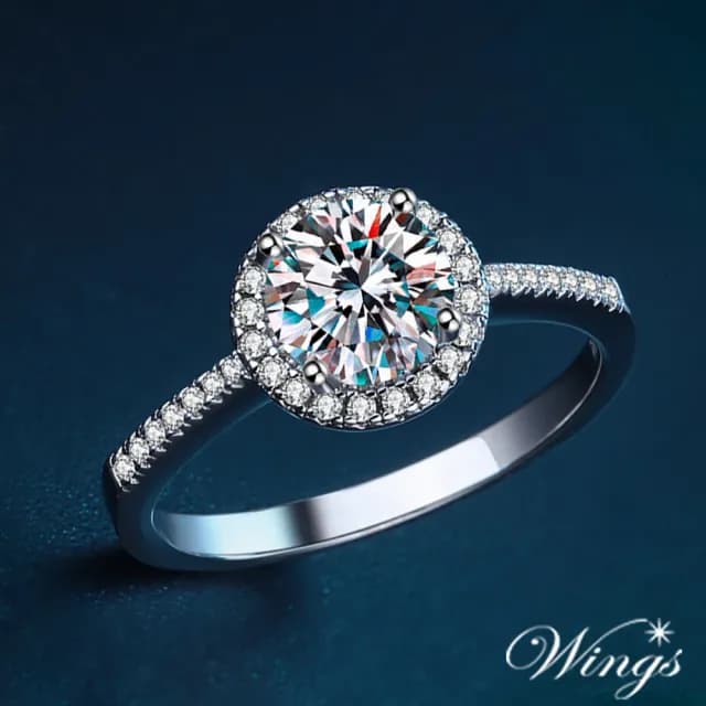 【WINGS】莫桑鑽 925純銀戒指《耀眼星環》一克拉 鑽戒・求婚款(七夕 情人節 女生禮物送禮 生日)