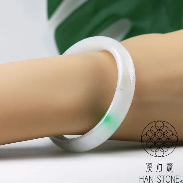 【漢石齋】情人節禮物 天然翡翠A貨 手鐲玉鐲 冰糯種飄花帶辣綠(手圍17.5/版寬12.5mm)