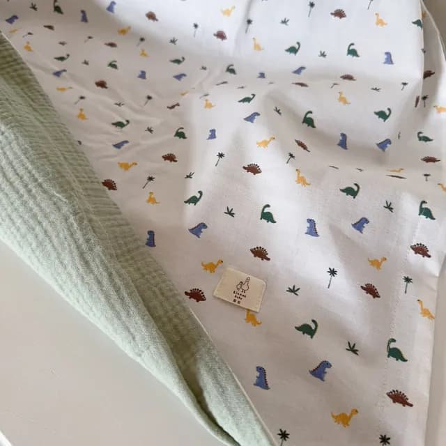 【Lianne baby】恐龍島嬰兒禮物四季薄被圍兜彌月禮(滿月禮 收涎禮物 週歲禮 彌月禮盒)