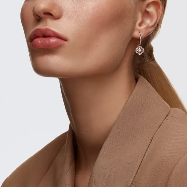【SWAROVSKI 施華洛世奇】Una 水滴形耳環 幸運草 粉紅色 鍍玫瑰金色