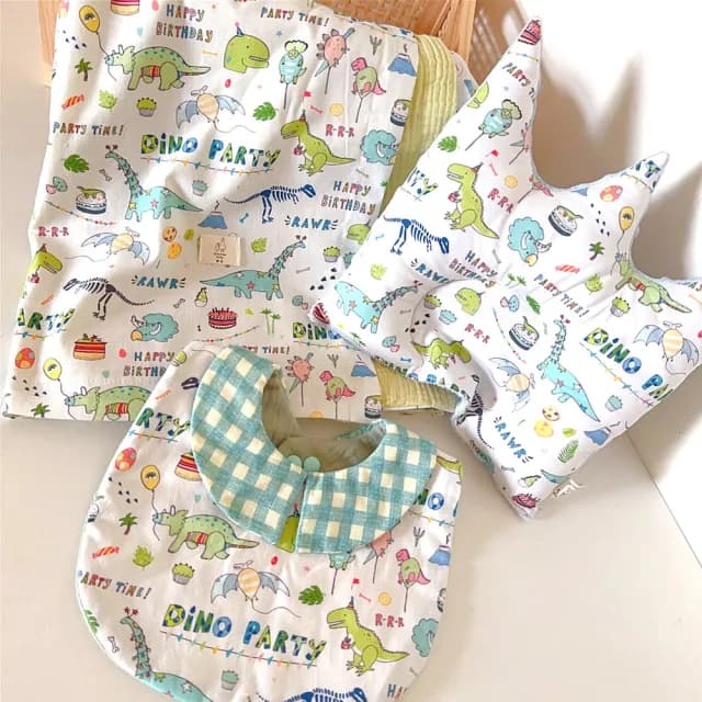 【Lianne baby】MIT台灣製 韓國純棉布恐龍派對豪華彌月禮盒(彌月禮盒 嬰兒禮物 抓周 寶寶禮物)