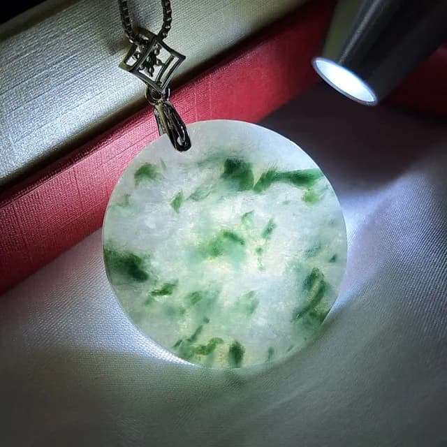 【新鵝娘翡翠】天然A貨翡翠 緬甸玉 冰潤飄花無事牌吊墜 A0083808B1(冰潤飄花無事牌吊墜)