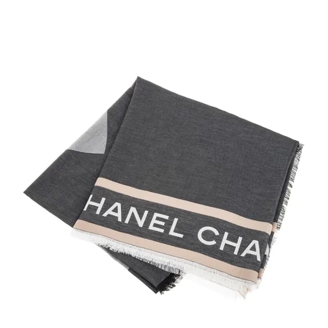【CHANEL 香奈兒】新款大雙C LOGO簡約灰色大款羊毛圍巾/披肩