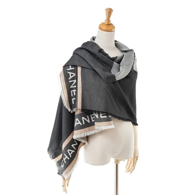 【CHANEL 香奈兒】新款大雙C LOGO簡約灰色大款羊毛圍巾/披肩