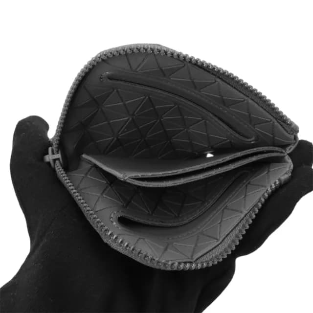 【ISSEY MIYAKE 三宅一生】BAOBAO幾何方格L型 拉鍊零錢包(霧泥灰)