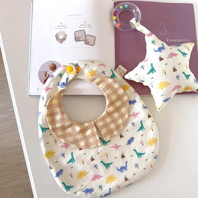 【Lianne baby】棕梠恐龍  嬰兒禮物 圍兜手搖鈴 滿月禮 周歲禮(滿月禮 收涎禮物 週歲禮 彌月禮盒)