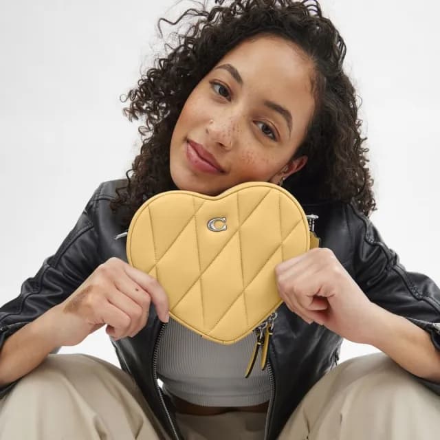 【COACH】蔻馳官方直營 HEART 絎縫斜背手袋 斜背包 側背包 斜挎包-乾草色(CE725)