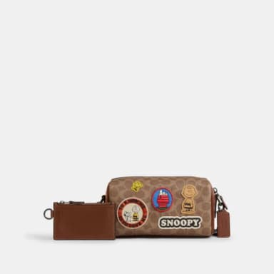 【COACH】蔻馳官方直營 COACH X PEANUTS AXEL經典Logo貼飾斜背手袋-青銅色硬體/棕黃色 混合色(CBS96)