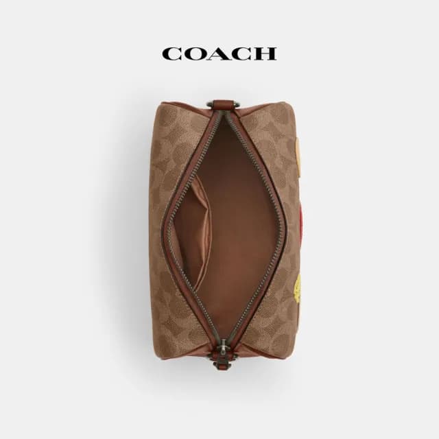 【COACH】蔻馳官方直營 COACH X PEANUTS AXEL經典Logo貼飾斜背手袋-青銅色硬體/棕黃色 混合色(CBS96)