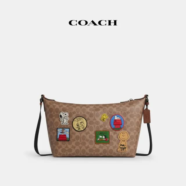 【COACH】蔻馳官方直營 COACH X PEANUTS FINN經典Logo貼飾斜背手袋-青銅色硬體/棕黃色 混合色(CBT19)