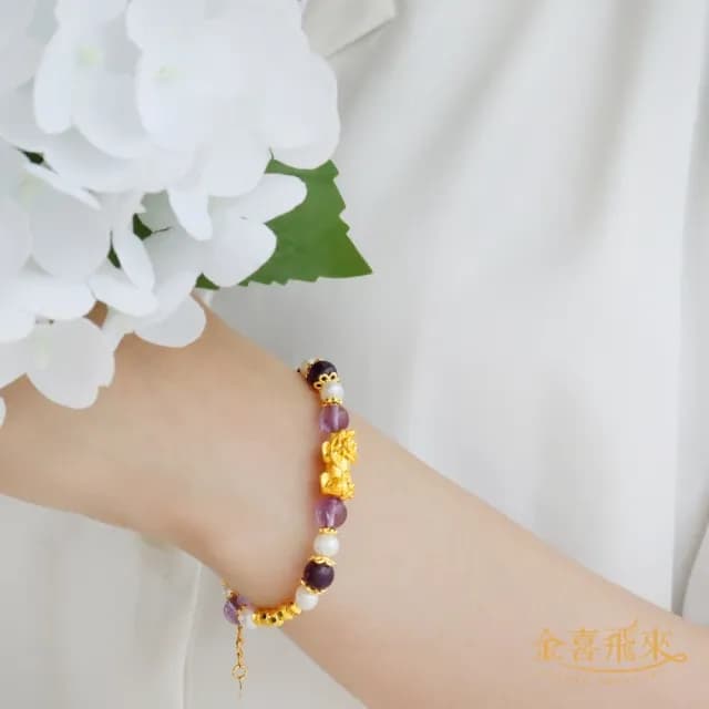 【金喜飛來】黃金手鍊招財貔貅珍珠水晶多色選彎管款(0.07錢±0.01)