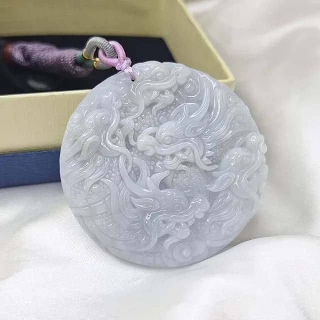 【新鵝娘翡翠】天然A貨翡翠 緬甸玉 細潤紫羅蘭九龍鐲心龍牌 A1683018(翡翠鐲心龍牌)