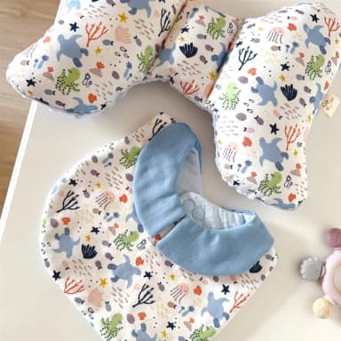 【Lianne baby】彌月禮物 海龜圍兜 嬰兒枕 彌月禮盒(週歲禮 嬰兒禮盒 滿月禮 收涎禮)