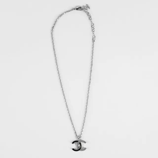 【CHANEL 香奈兒】水鑽及琺瑯雙色造型 CC Logo 項鍊(黑色/銀色)
