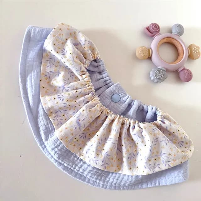 【Lianne baby】女嬰禮盒 台灣製韓國布藍晴花語髮帶圍兜彌月禮盒(週歲禮 滿月禮 收涎禮 嬰兒禮物)