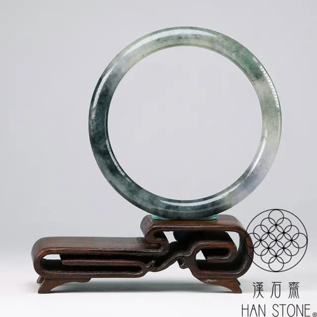 【漢石齋】情人節禮物 天然翡翠A貨 細圓條手鐲玉鐲 冰糯種山水墨翠帶黃翡(手圍18.7/版寬6.8mm)