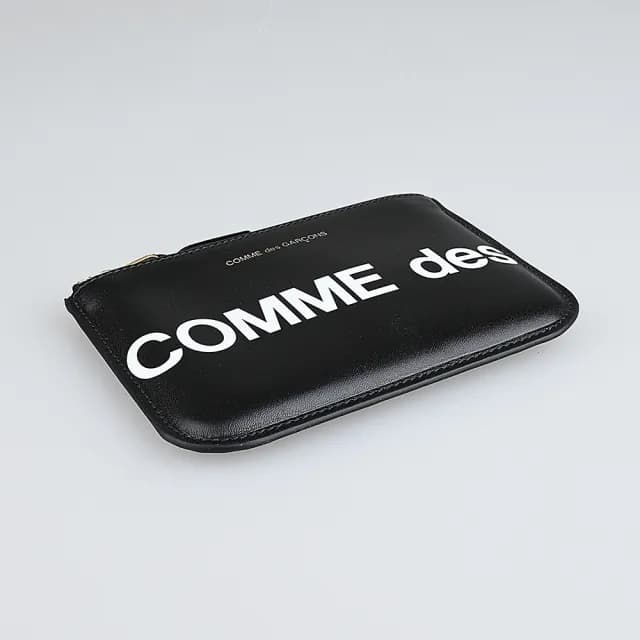 【Comme Des Garcons CDG】情人節禮物 COMME DES GARCONS川久保玲 經典燙字LOGO英文印花牛皮拉鍊零錢包(黑)