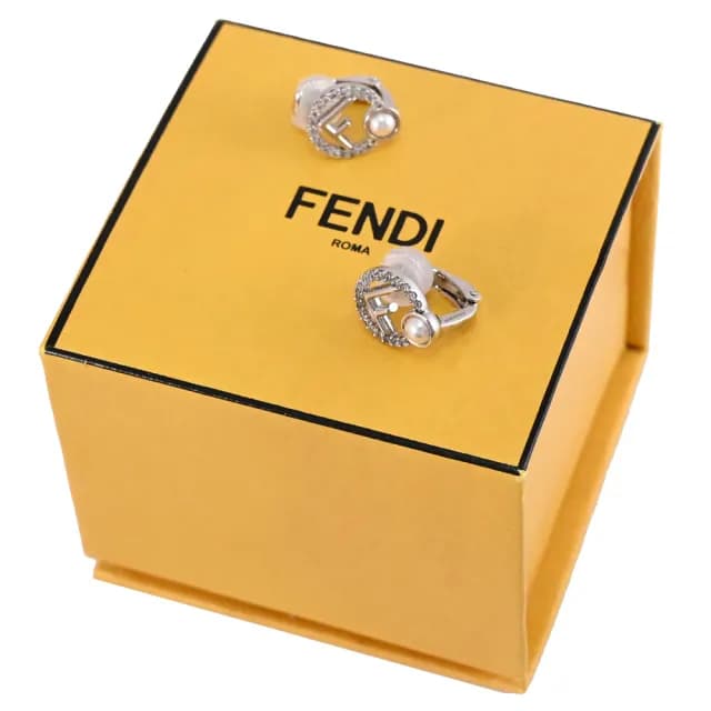 【FENDI 芬迪】經典F LOGO水鑽珠珠造型夾式時尚耳環(銀)