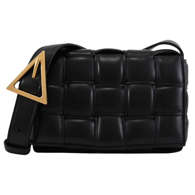 【BOTTEGA VENETA 寶緹嘉】Padded Cassette 手工大格編織羊皮翻蓋枕頭包斜背包(黑)