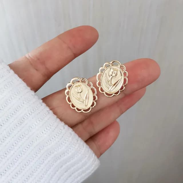 【INES】韓國設計法式花邊鬱金香浮雕造型優雅夾式耳環(無耳洞耳環 耳夾 夾式耳環 浮雕耳釘 鬱金香耳釘)