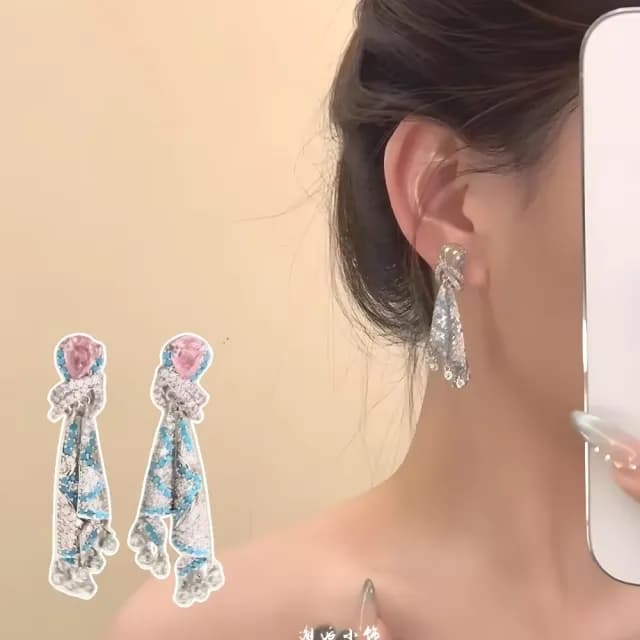 【異域風情】湖藍粉鑽裙襬耳環1對(耳墜 耳扣 飾品 耳飾 耳釘 耳針 耳環 首飾 情人節 送禮物)