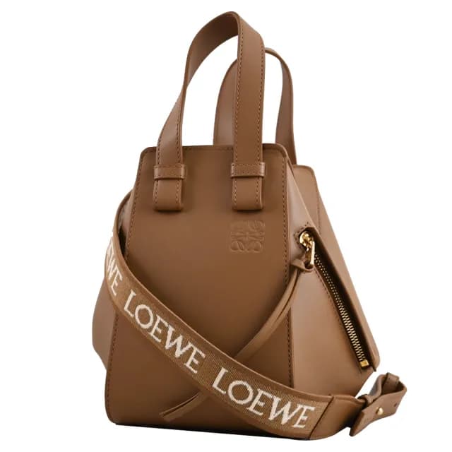 【LOEWE 羅威】Hammock 簡約徽章LOGO小牛皮寬背帶吊床包兩用包(咖)