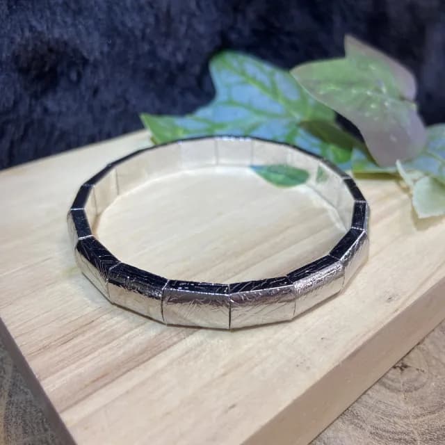 【Cozy 世界水晶原礦與茶】天鐵鐲排 36-4(天鐵來自遙遠太空的禮物以其獨特而強大的能量而聞名)
