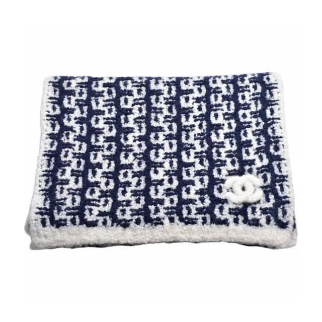 【CHANEL 香奈兒】經典雙C 立體LOGO藍白交織羊絨圍巾(藍X白AA7944-BLUE-WHI)