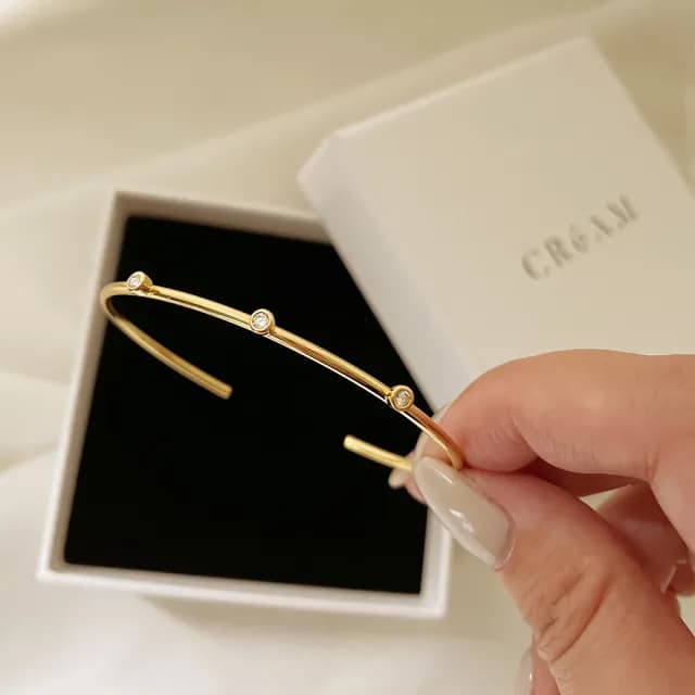 【CReAM】Raquel 黃銅三圓鑽纖細開口可調節手環(生日 禮物 送禮 禮盒)