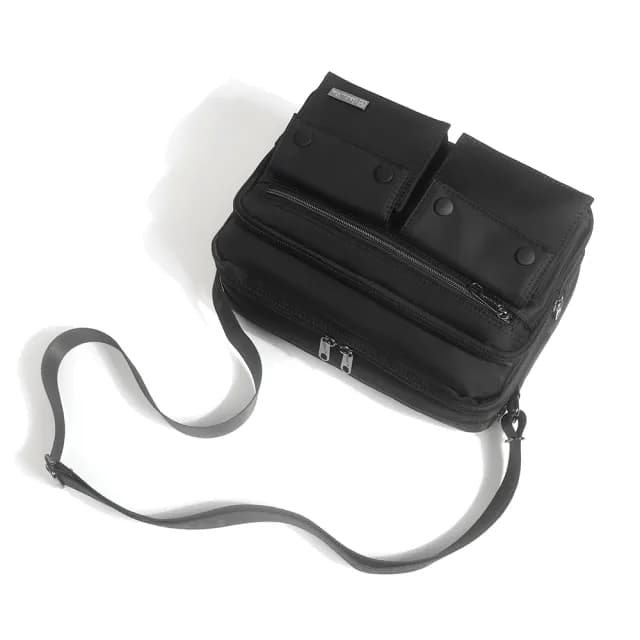 【Valentino Rudy 范倫鐵諾.路迪】日系雙口袋造型休閒橫式斜背/側背包(VR21612 七夕情人節禮物 送禮 男包)