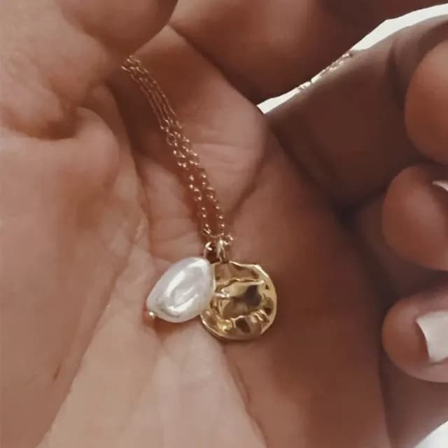 【MoonDy】珍珠項鍊 鎖骨鏈 小羊吊墜牌 飾品 吊墜項鍊 歐美風 巴洛克珍珠 短項鍊 女生項鍊 配飾 配件
