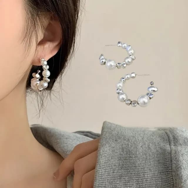 【輕奢單品】銀光璀璨珍珠圓弧耳環(耳釘 圓圈 設計 圓形耳飾 銀色 氣質 小禮服)
