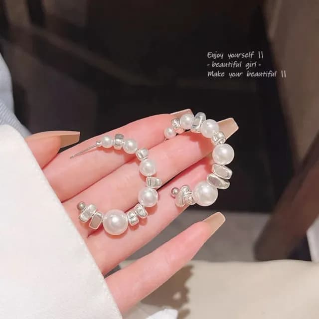 【輕奢單品】銀光璀璨珍珠圓弧耳環(耳釘 圓圈 設計 圓形耳飾 銀色 氣質 小禮服)