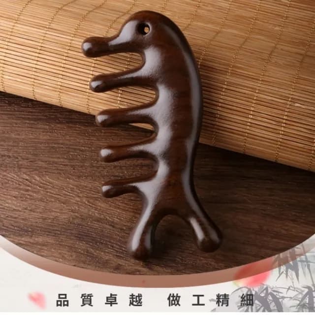 【送禮首選】天然金絲檀木海豚經絡按摩梳(附棉麻收納袋 頭部 臉部 刮鼻器 頭皮按摩 紓壓 點穴 禮物)