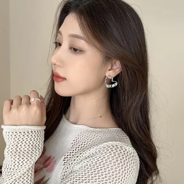 【00:00】韓國設計不規則愛心線條寶石造型夾式耳環(無耳洞耳環 耳夾 夾式耳環 愛心耳環 寶石耳環)