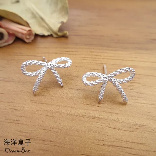 【海洋盒子】甜美亮眼雪花蝴蝶結緞帶S925純銀耳環(925純銀耳環.耳針式貼耳耳環)