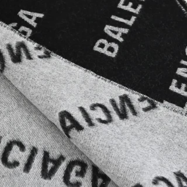 【Balenciaga 巴黎世家】經典滿版LOGO雙面純羊毛披肩長圍巾(黑/白)