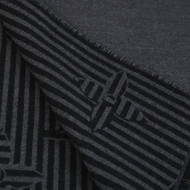 【Louis Vuitton 路易威登】LV M77944 簡約LOGO純羊毛雙面標誌保暖披肩長圍巾(黑灰 現貨)