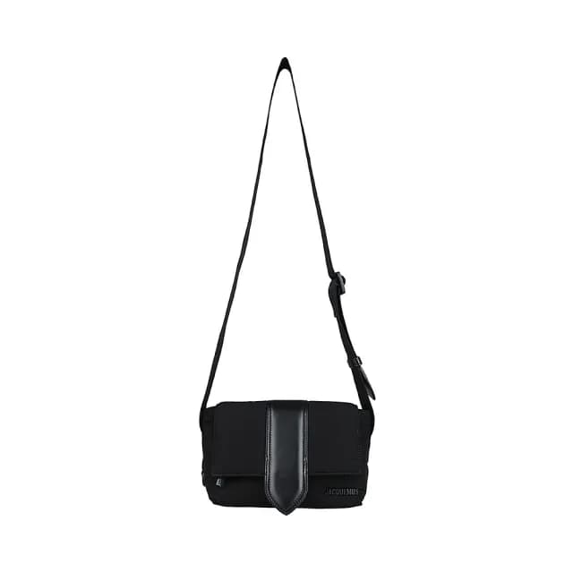 【JACQUEMUS】JACQUEMUS Bambino 霧黑金屬LOGO尼龍搭帆布內襯斜背郵差包(小/黑)
