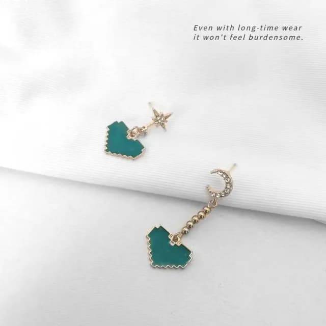 【日系甜美】鑲鑽星芒月亮綠愛心耳墜耳環(不對稱 耳針 耳釘 耳飾 穿搭配件 飾品 復古 洋裝)