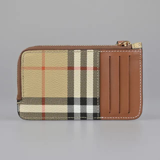 【BURBERRY 巴寶莉】BURBERRY Somerset 皮標印字LOGO小牛皮拼格紋PVC 3卡拉鏈零錢包(典藏米x棕)