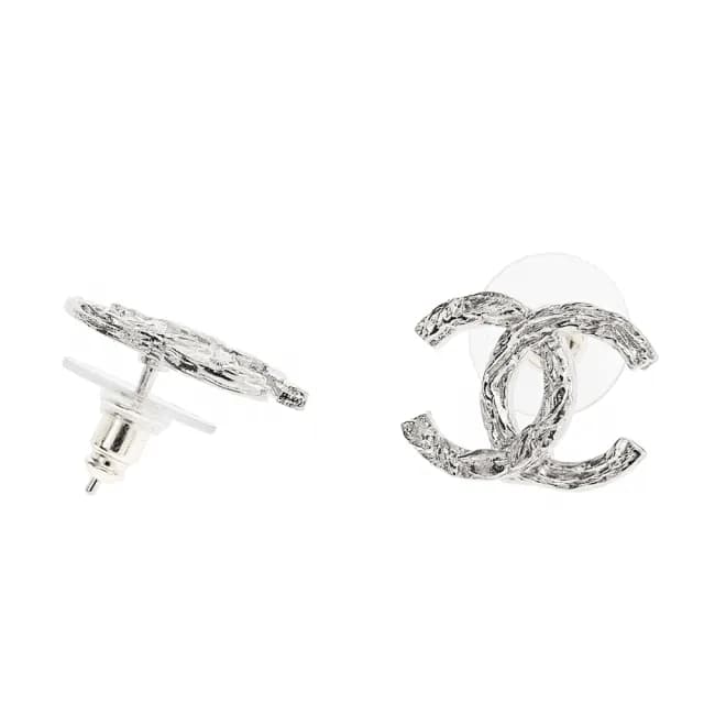 【CHANEL 香奈兒】新款雙C LOGO 樹紋造型穿式耳環(銀色)
