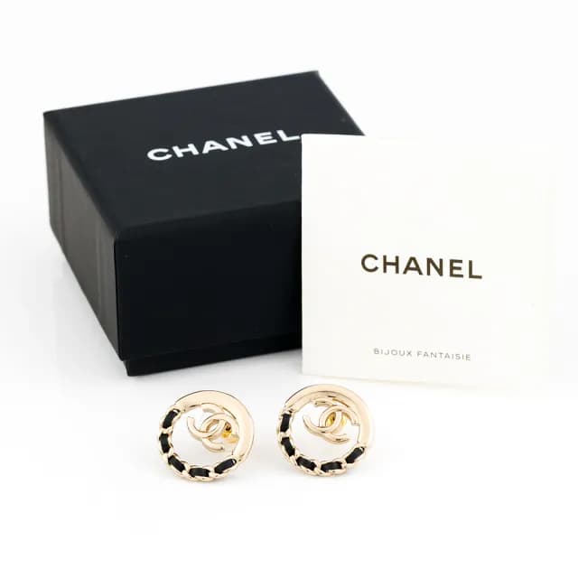 【CHANEL 香奈兒】圓形雙C耳環(金/上半純金色/下半金黑雙色鏈帶造型/中鏤空純金色雙C)