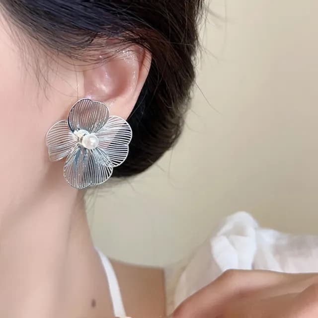 【Emi 艾迷】韓系迷惑夏夜珍珠花朵 925銀針耳環 無耳洞夾式耳環 耳夾(925銀耳針/蚊香盤耳夾)