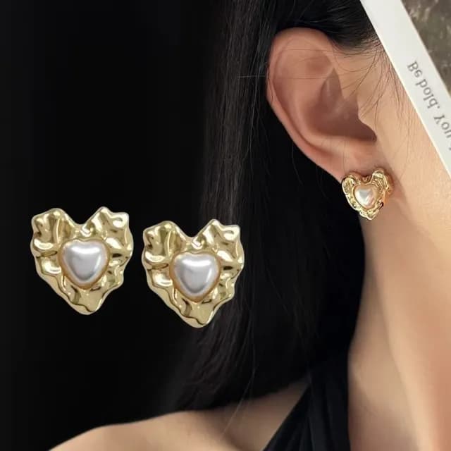【設計感】輕中古不規則液態愛心珍珠耳環(耳針 耳釘 耳飾 穿搭配件 飾品 復古 洋裝 金色)