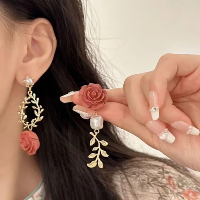 【穿搭配件】法式復古胭脂紅玫瑰花夾式耳環(無耳洞 不對稱 浪漫氣質 玫瑰珍珠 耳夾式 耳飾 洋裝)