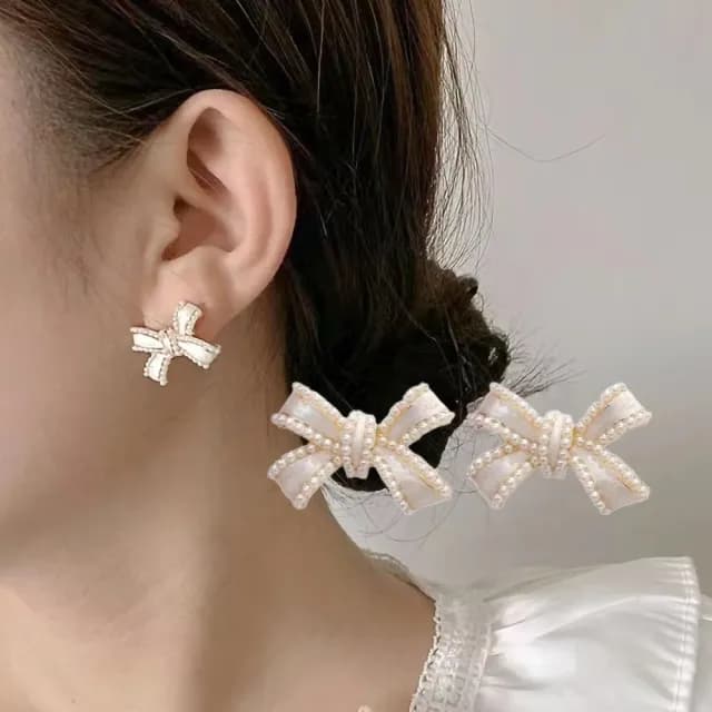 【氣質女孩】法式氣質珍珠綴邊蝴蝶結造型耳環(耳針 耳釘 耳飾 穿搭配件 飾品 復古 洋裝)