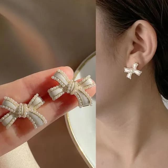 【氣質女孩】法式氣質珍珠綴邊蝴蝶結造型耳環(耳針 耳釘 耳飾 穿搭配件 飾品 復古 洋裝)