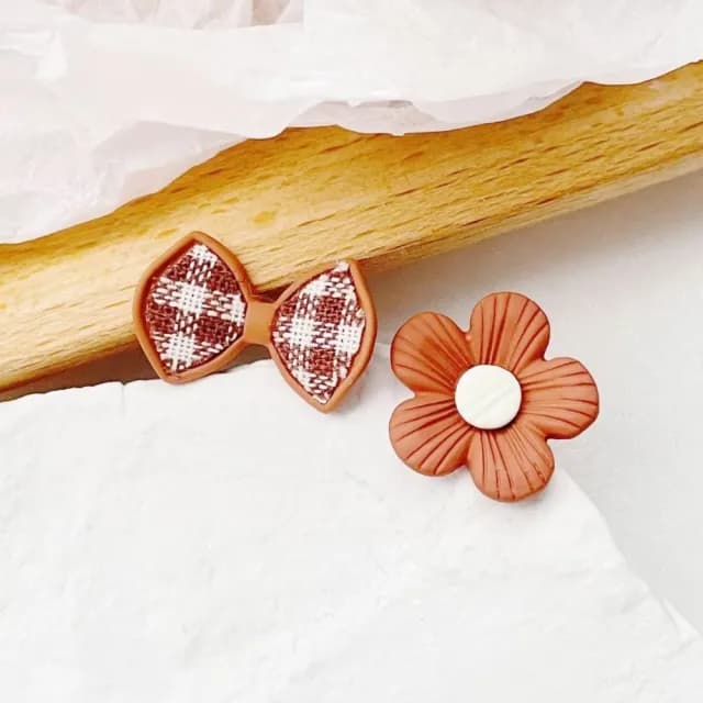 【秋冬日常】S925銀針法式不對稱花朵蝴蝶結耳環(耳針 耳釘 耳飾 穿搭配件 飾品 復古 洋裝)