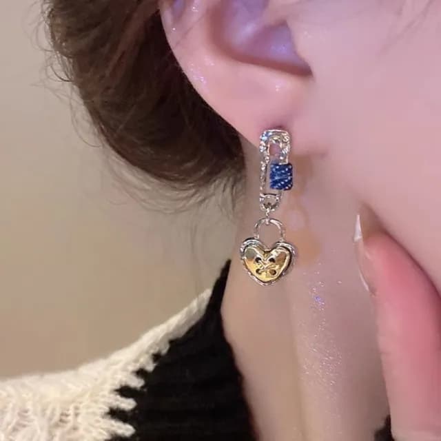 【嘻哈玩酷】別針愛心耳環1對(耳骨 飾品 耳飾 耳釘 耳針 耳扣 首飾 配件 配飾 情人節 辣妹)